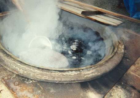 berries are in a cloth sack and boiled with the kozo